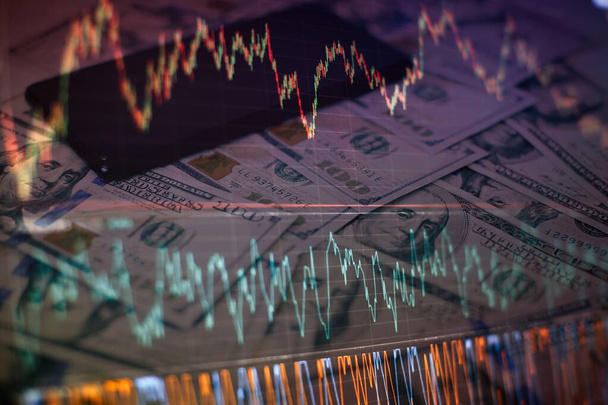 Grafieken van financiële instrumenten met verschillende soorten indicatoren, waaronder volumeanalyse voor professionele technische analyse op de monitor van een computer. - Foto, afbeelding