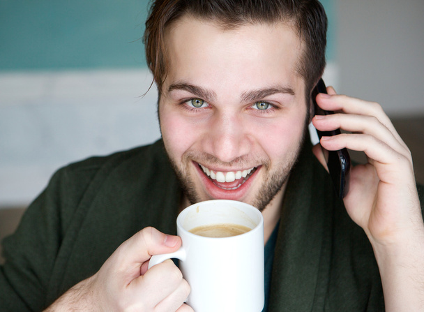 mladý muž pije kávu - Fotografie, Obrázek