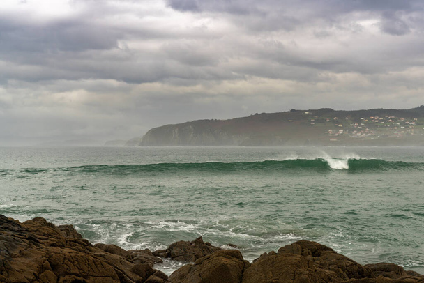hermosas olas grandes rompiendo en el punto de surf Playa de Frouxeira en Galicia - Foto, imagen