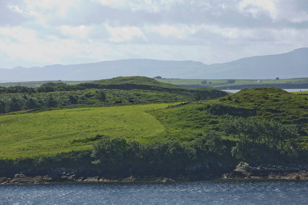 İrlanda 'nın Killybegs, County Donegal yakınlarındaki İrlanda kıyıları boyunca güzel manzara ve kaya oluşumları. - Fotoğraf, Görsel