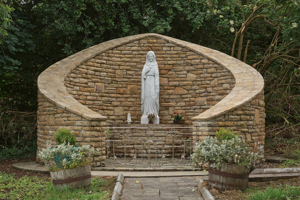 Estátua de Santa Virgem Maria e lugar para rezar perto da cidade de Killybegs na Irlanda. - Foto, Imagem