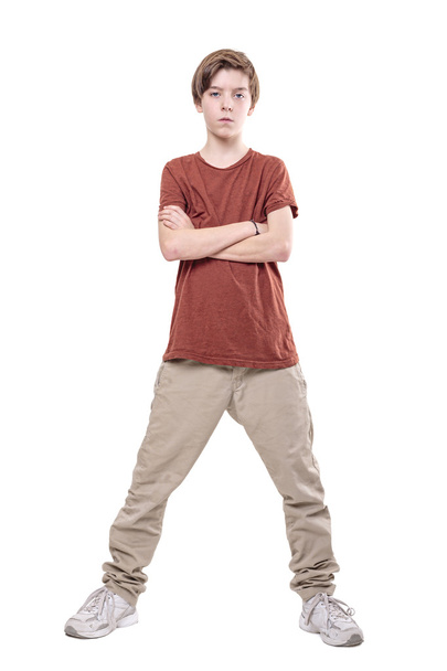 σοβαρή αρσενικό έφηβος που στέκεται με σταύρωσε τα χέρια, απομονώνονται σε wh - Φωτογραφία, εικόνα