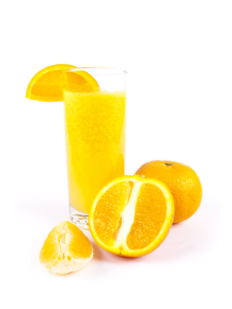 Sumo de laranja recentemente espremido e laranja cortado isolado sobre branco
 - Foto, Imagem