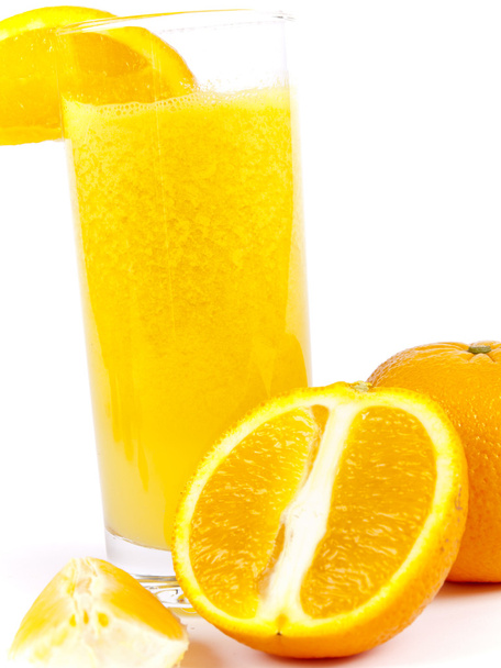 świeżo wyciśnięty sok pomarańczowy i nacięcie pomarańczowy na białym tle nad białym - Zdjęcie, obraz