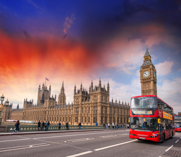 Autobús rojo en Westminster Bridge
 - Foto, Imagen