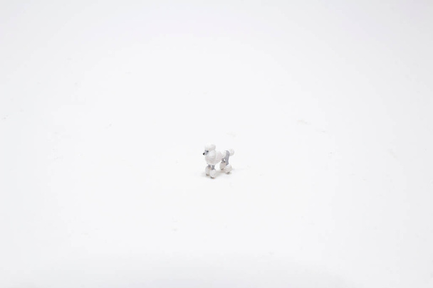 uma figura de cão em um chão traseiro branco - Foto, Imagem