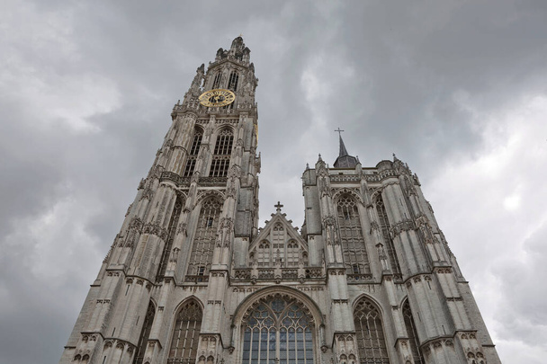 Uitzicht op een kathedraal van onze dame in Antwerpen België. - Foto, afbeelding