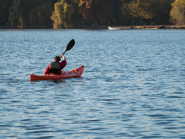 Homem ou mulher remando em um caiaque em um lago. canoagem no lago Herestrau, em Bucareste - Foto, Imagem