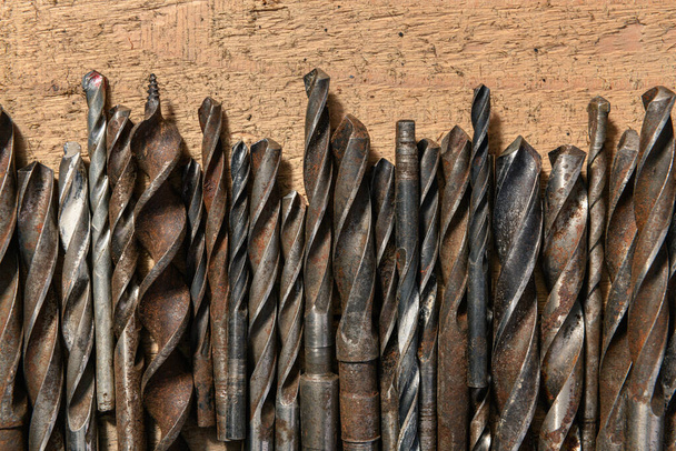 Eski el aletleri - ahşap bir arkaplan üzerinde matkaplar set boş alan metin için - Fotoğraf, Görsel