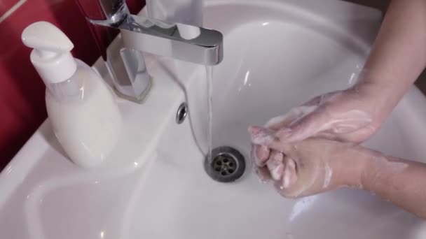 Prevenção da destruição por coronavírus de bactérias patogênicas. Lave as mãos com sabão líquido - Filmagem, Vídeo