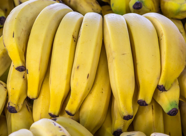 A closeup shot of fresh bananas in a market - Fotoğraf, Görsel