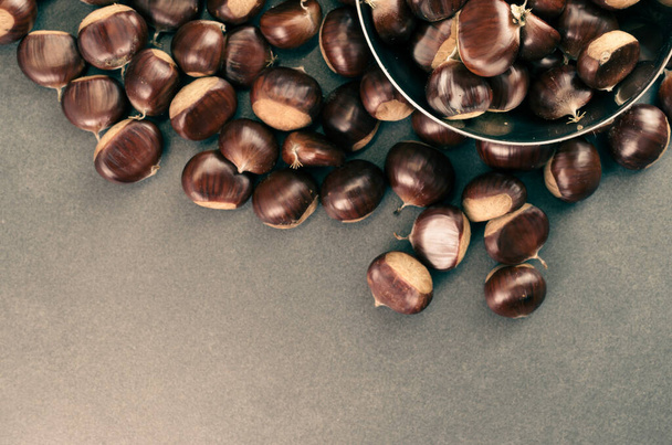 A high angle shot of a bowl of hazelnuts - Foto, Imagem