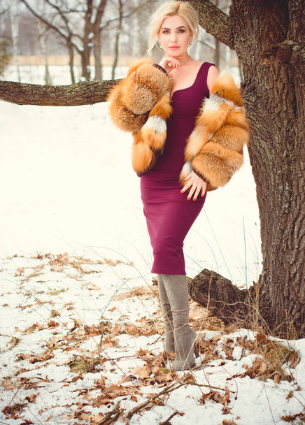 Зима - осенний сезон, праздничная концепция. Вдохновение и холодное время феи. Женщина в модном шерстяном платье и шубе в парке. Милая симпатичная дама на открытом воздухе, праздничные дни, снежное волшебное Рождество - Фото, изображение