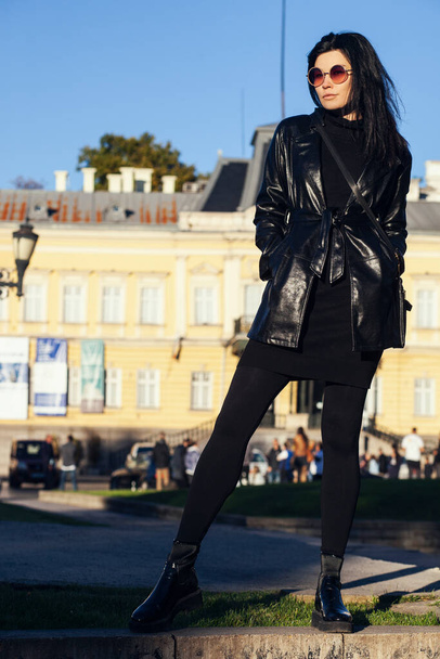 Ritratto di una ragazza in giacca di ecopelle in piedi nella città di Sofia in BulgariaSofia, Bulgaria - Foto, immagini