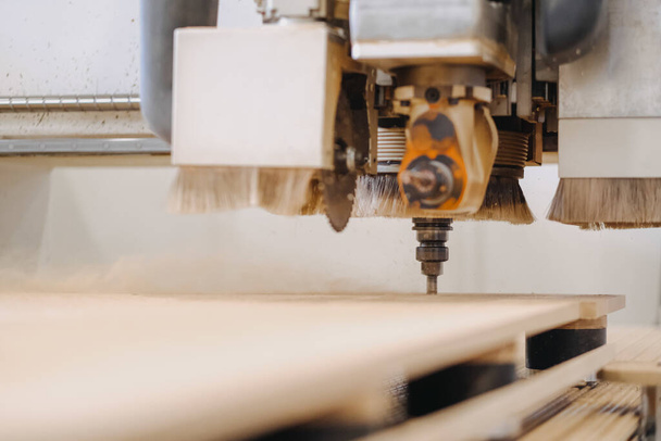 A closeup shot of an industrial plywood carving machine at work - Valokuva, kuva