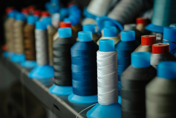 A closeup shot of rolls of colorful thread for sewing machines - Foto, Imagem