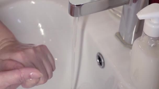 病原性細菌のコロナウイルス破壊の防止.液体石鹸で手を洗う - 映像、動画
