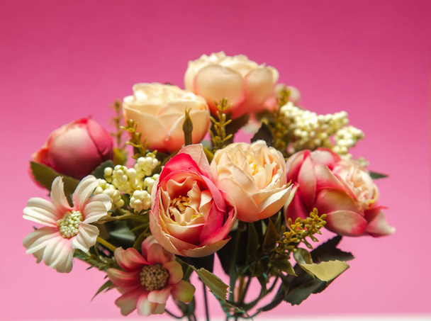 ピンクの背景に美しい花の花束 - 写真・画像