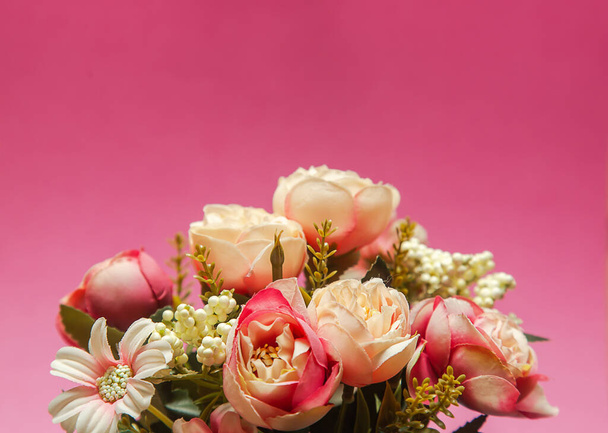 gyönyörű virágok boquet rózsaszín háttér - Fotó, kép