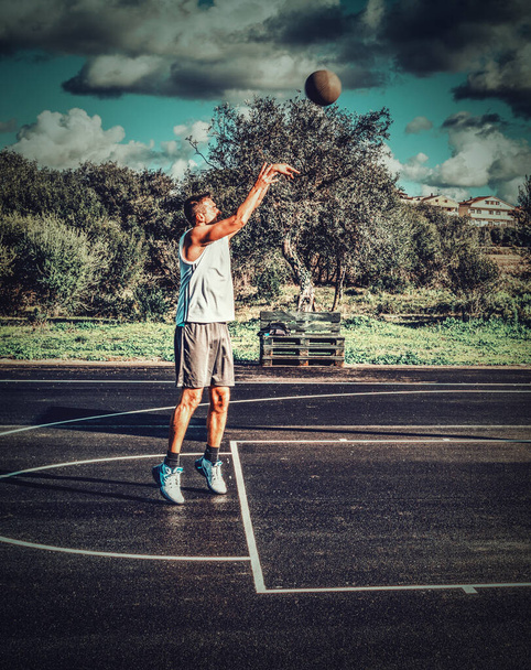 Giocatore di basket mancino che pratica tiri liberi in un parco giochi - Foto, immagini