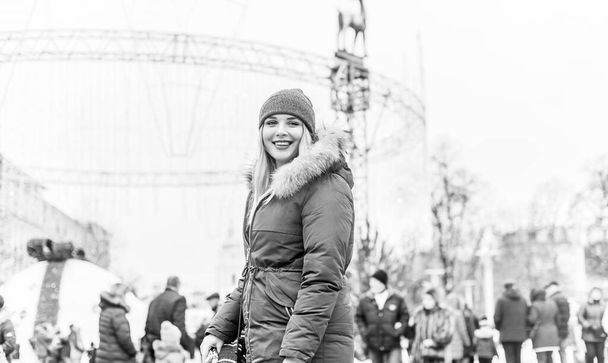 Cute plus size girl having fun at city, lifestyle of modern young people. Holidays time. Nice chubby woman  at city street. Life of plump people, psychology and lifestyle - 写真・画像