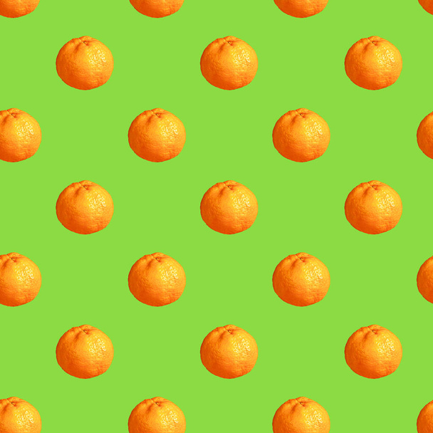 Seamless pattern with tangerines on a colored background. Minimal isometric food texture. Used for boards, printing on fabric. New year concept. - Foto, Bild