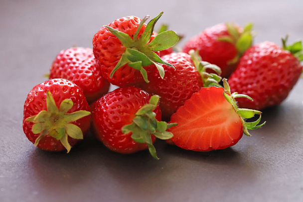 fresh strawberries at market - Foto, afbeelding