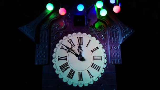 Zegar z kukułką w świątecznej dekoracji - Materiał filmowy, wideo