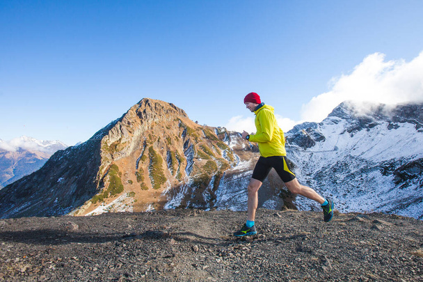 Młody człowiek ćwiczy bieganie w górach. Krasnaya Polyana, Soczi, Rosja - Zdjęcie, obraz