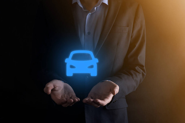 車のアイコンを保持する男のデジタル複合体車の自動車保険や車のサービスの概念。車のジェスチャーやアイコンを提供するビジネスマン - 写真・画像