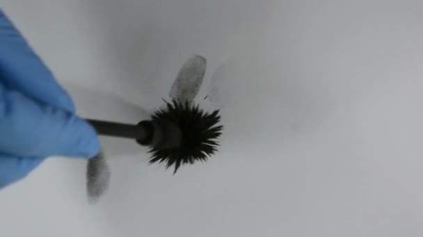 Δακτυλικά αποτυπώματα, μαγνητική σκόνη applicator αναπτύσσει λανθάνουσα εκτύπωση σε λευκό χαρτί - Πλάνα, βίντεο