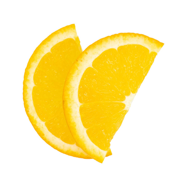 Beyaz arka planda izole edilmiş olgun dilimlenmiş turuncu turunçgil meyvesinin üst görüntüsü. - Fotoğraf, Görsel