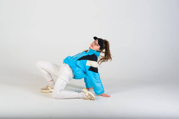 Adolescente feminino dançando hip-hop em um estúdio, roupas casuais - Foto, Imagem