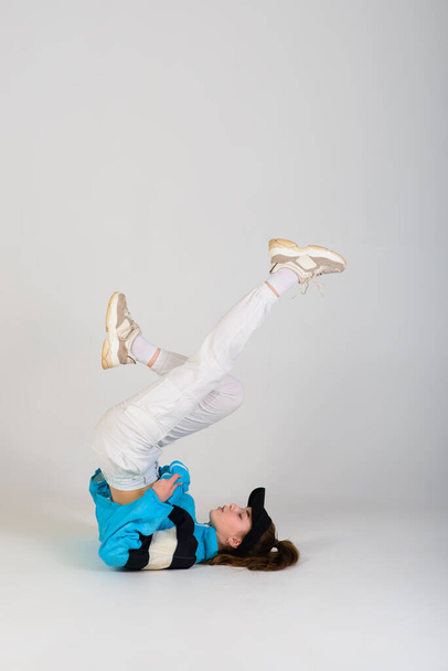 Teenager tanzen Hip-Hop im Studio, lässig gekleidet - Foto, Bild