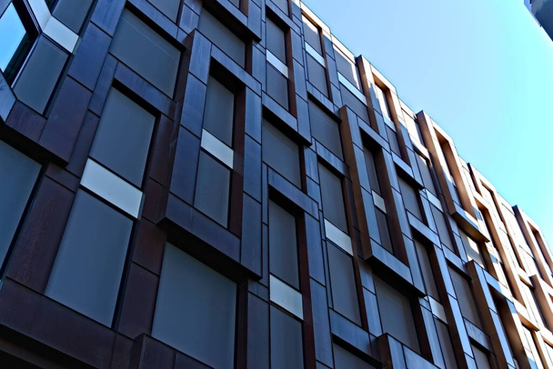 Moderne stedelijke architectuur in met muren in staal en glas. - Foto, afbeelding
