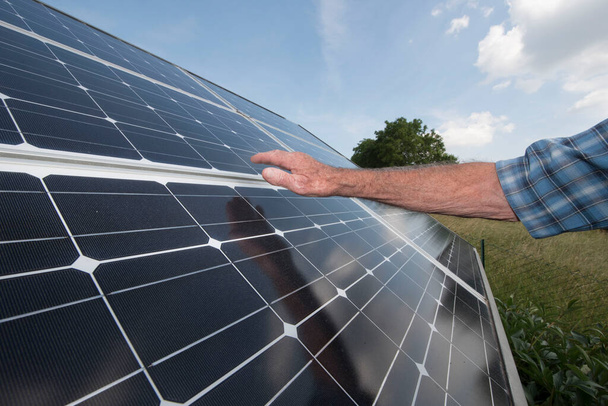aurinkopaneeli ja aurinkosähkö kestävän energian ja sähkön tuottamiseksi - Valokuva, kuva