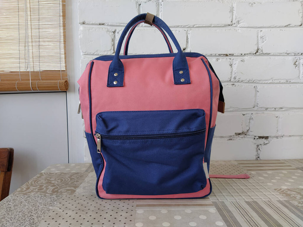 Синьо-рожевий рюкзак на столі, ізольований
 - Фото, зображення