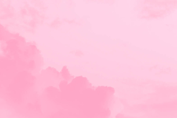 Fondo de cielo de color rosa pastel abstracto con nubes borrosas - Foto, Imagen
