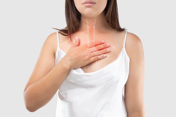 Sintomi di bronchite. Illustrazione di bronchiale o trachea sul corpo di una donna, concetto con la sanità e la medicina. - Foto, immagini