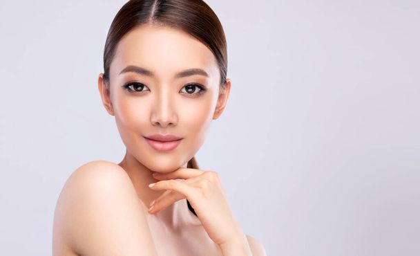 Hermosa joven asiática mujer con limpia fresca piel en la cara  - Foto, imagen