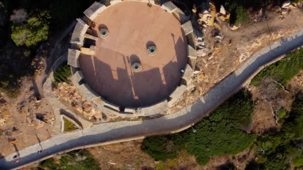 Vista aérea de la torre Longonsardo o torre española, hito icónico en Santa Teresa Gallura, situada en el extremo norte de Cerdeña, en la provincia de Sassari, Italia - Imágenes, Vídeo