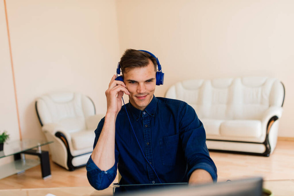 Homme d'affaires habillé en chemise ayant appel vidéo sur l'ordinateur dans le bureau à la maison - Photo, image