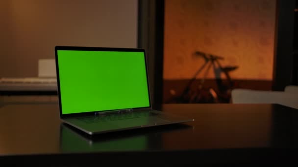 Laptop z chromakey na stole - Materiał filmowy, wideo
