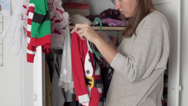 Uma mulher está acenando coisas de Ano Novo no armário de uma pequena filha. - Filmagem, Vídeo
