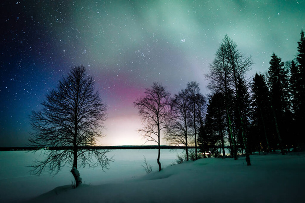 Polarlichter Polarlichter-Aktivität über dem See im Winter Finnland, Lappland - Foto, Bild