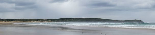 Un panorama de la playa y faro de Frouxeira en Galicia - Foto, Imagen
