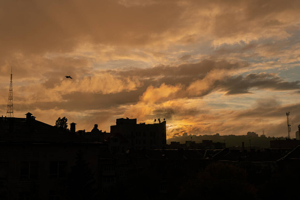 Incroyable, beau, coloré, coucher de soleil vif dans la ville, ciel différent et nuages - Photo, image