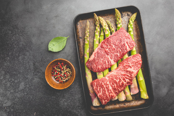 Steak with green asparagus - Фото, зображення