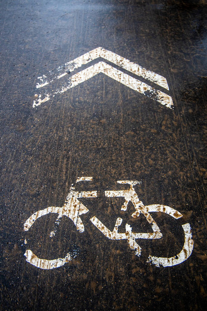 Señal de bicicleta en carretera en invierno - Foto, imagen