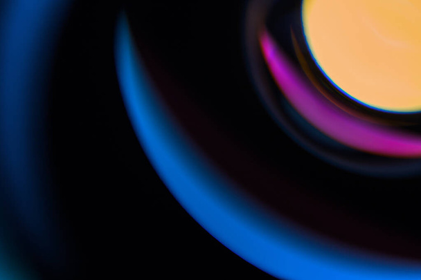 abstracte donkere ronde vervaging, gemaakt van gedecentreerde lens met achtergrondverlichting - Foto, afbeelding